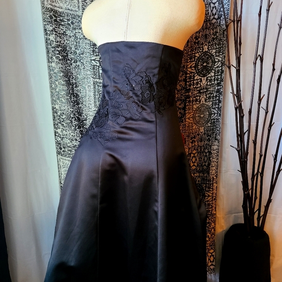 WHBM...GORGEOUS DRESS - Picture 3 of 5